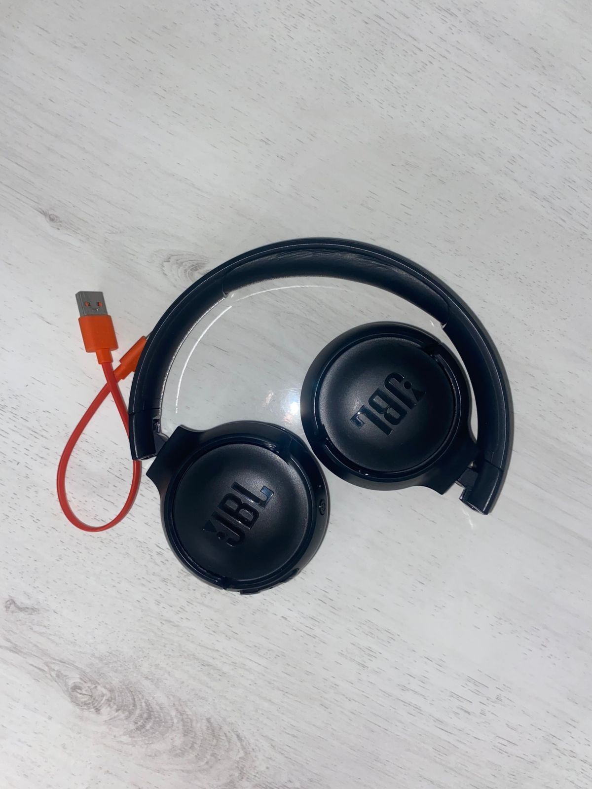 Продаются наушники JBL  в отличном состояний.