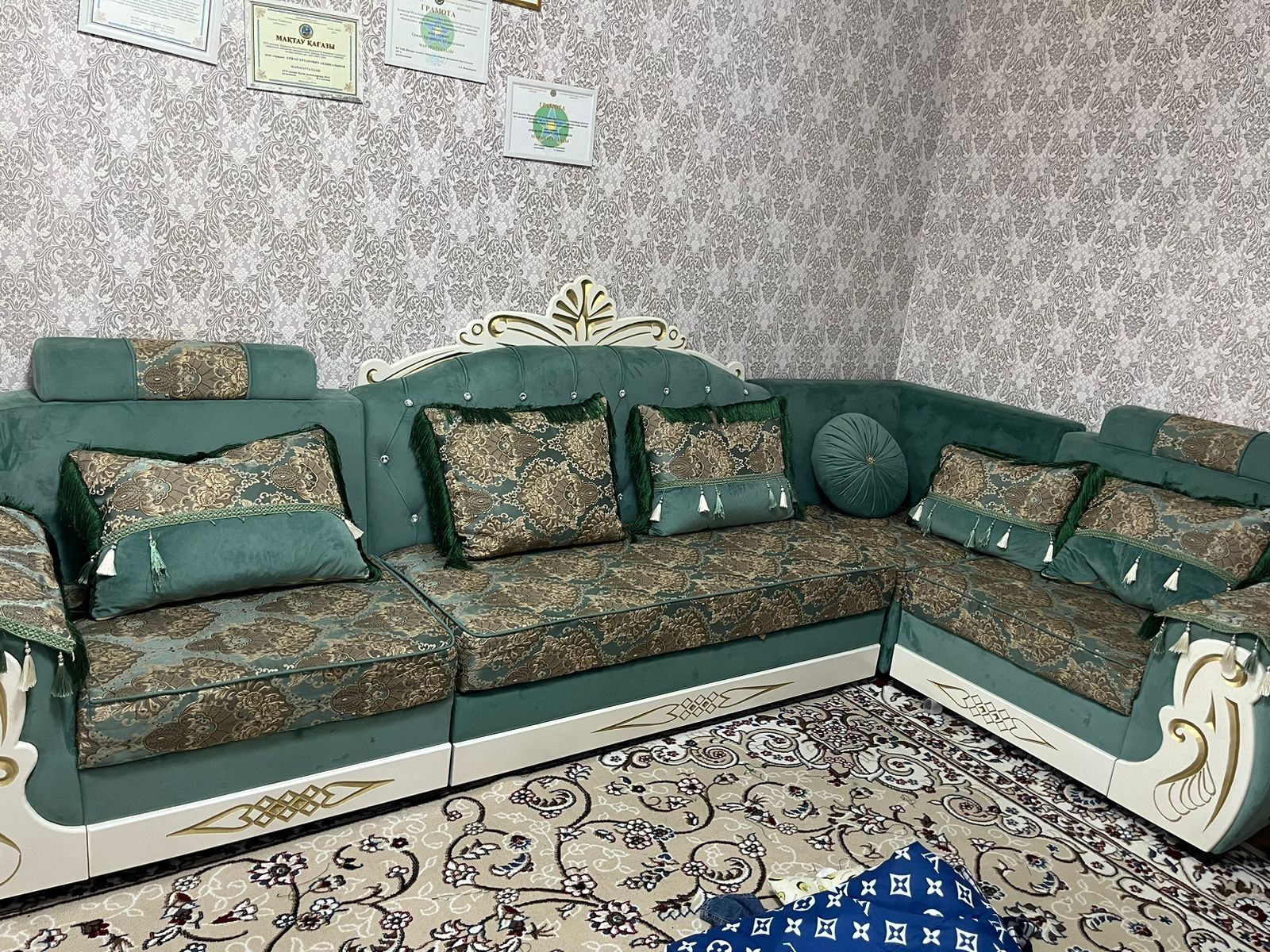 Диван сатылады . Бағасы 185000 саудасы бар хабарласыңыздар
