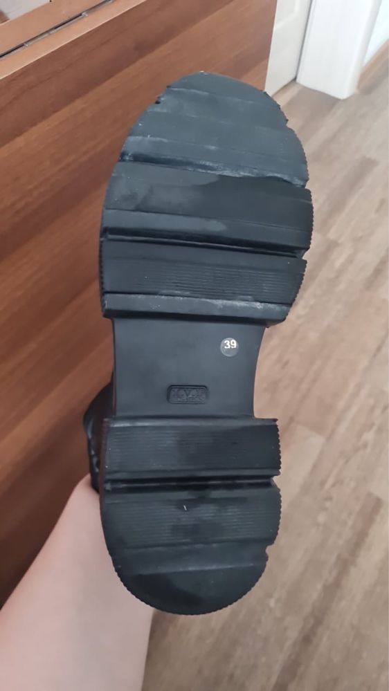 Продам кожанные сапоги