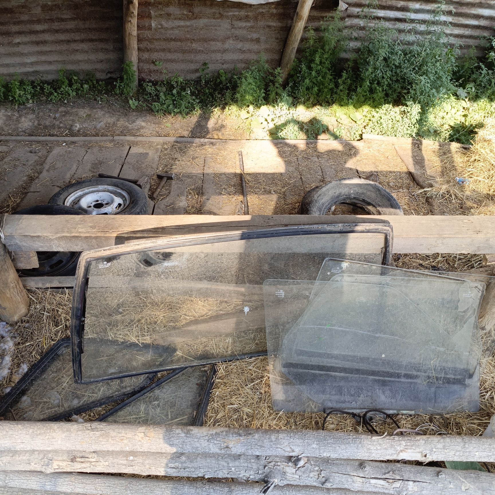 Продам стекла на девятку.