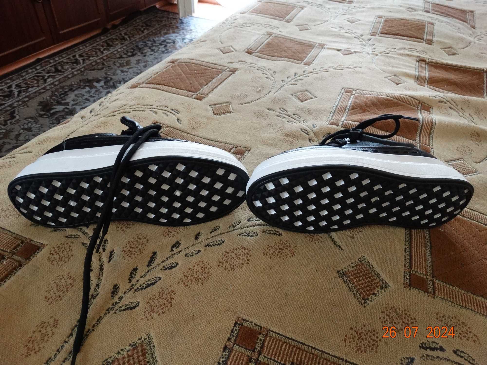 Продам женские кроссовки . Размер 37 стелька 24 см .