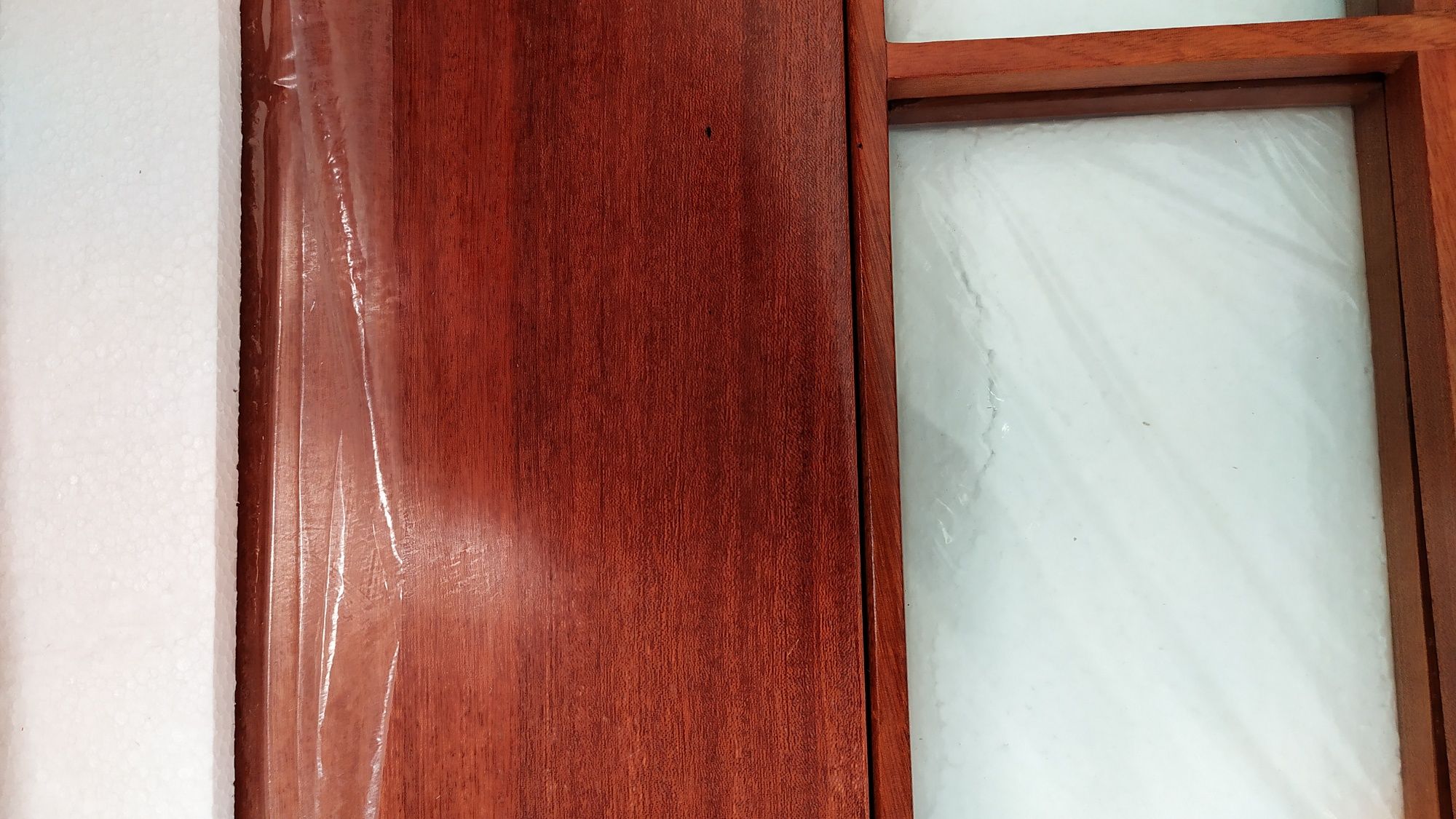 Продам раздвижные, витражные двери из пород красного дерева