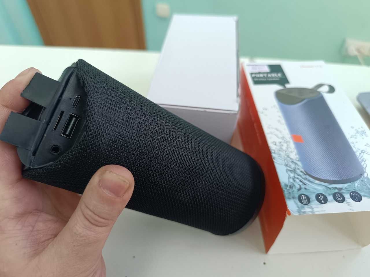 Продам НОВУЮ блютуз колонку, громкая, заряд держит долго.