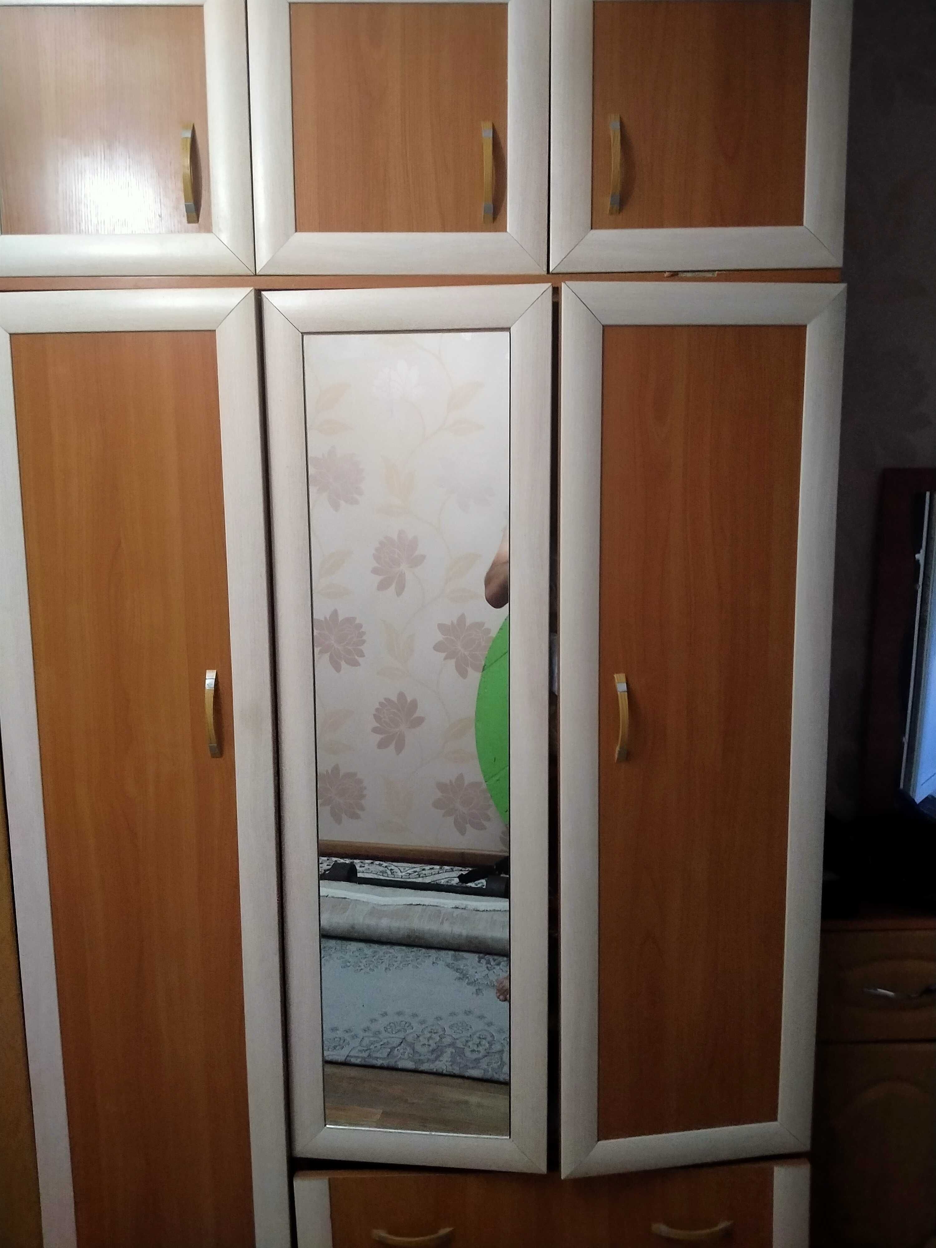 Продам шифоньер в очень хорошем состояние
