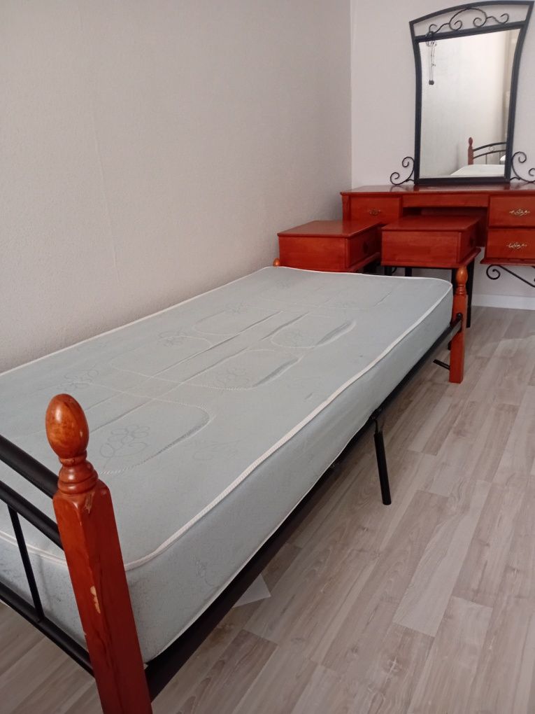Продам кровать и 2 тумбы, тумба с зеркалом