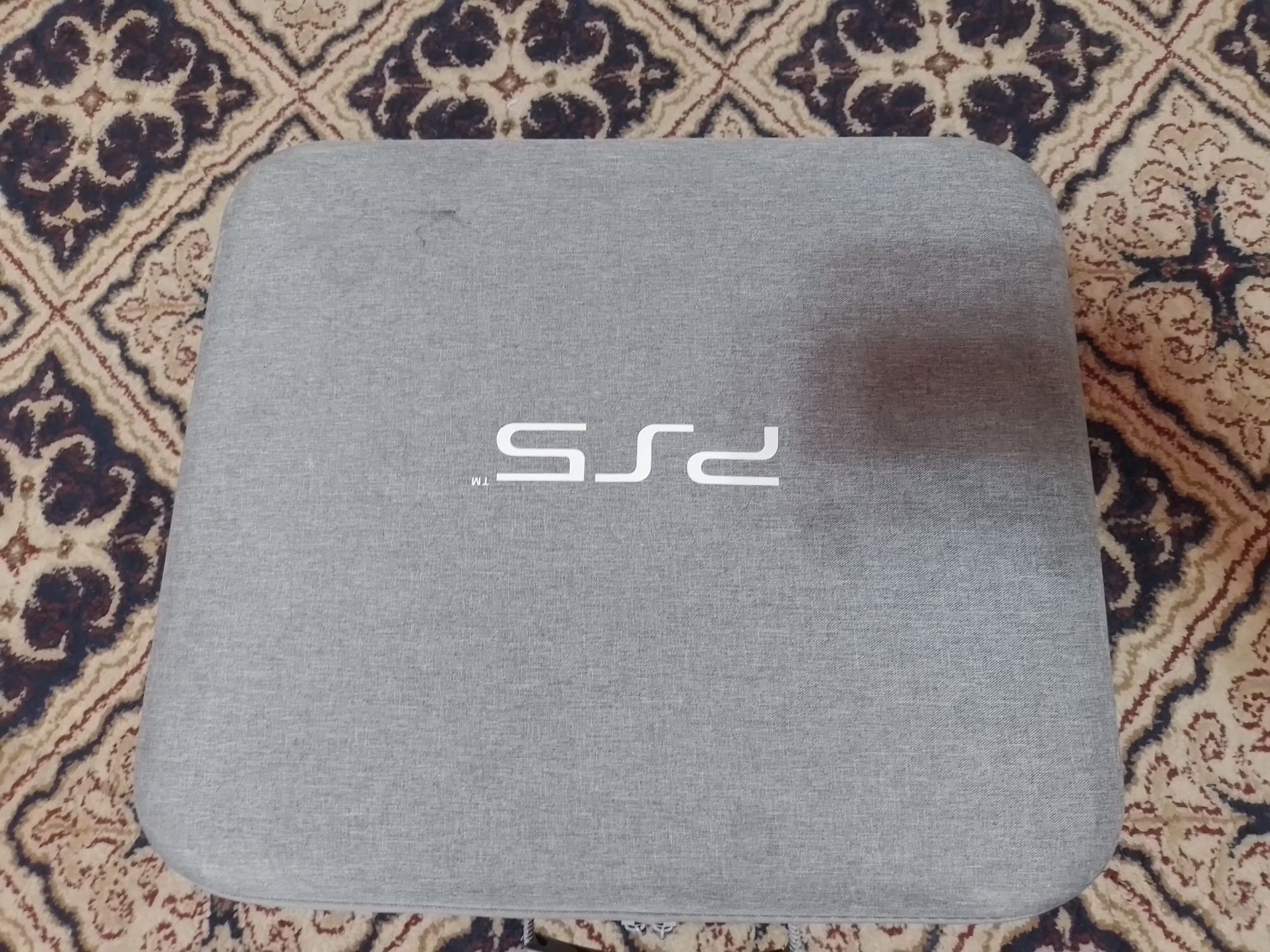 Play station 5 .