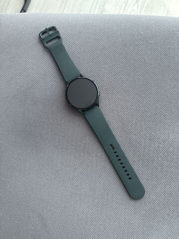 Часы Salmsung galaxy watch 4 44mm,зарядка в комплекте