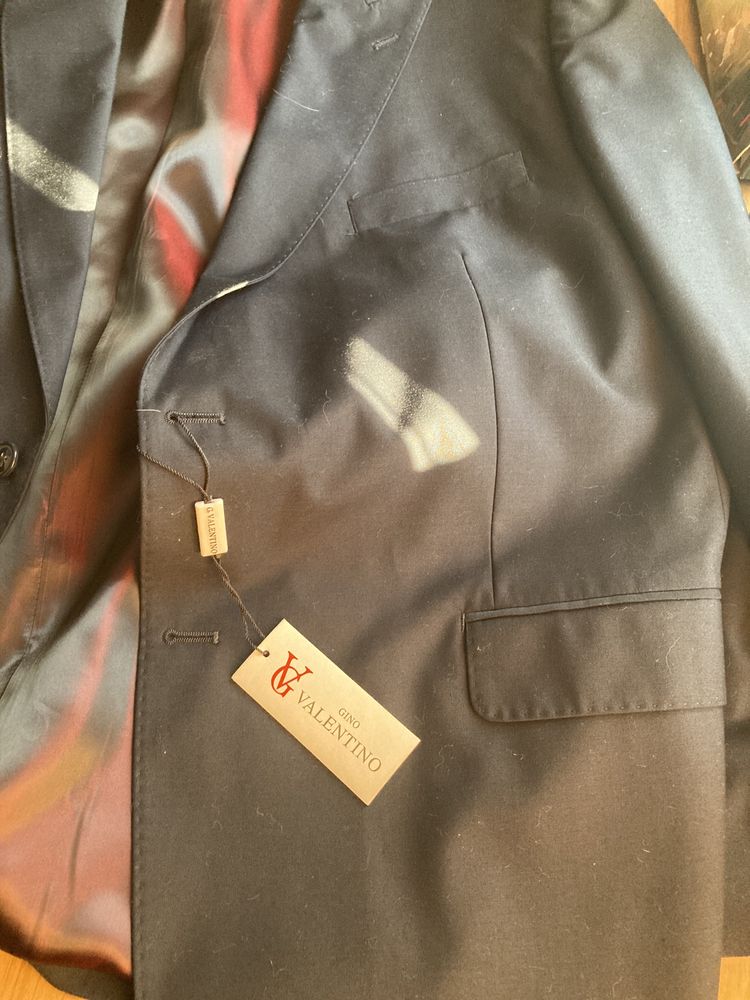Продам строгий костюм Gino Valentino Milano