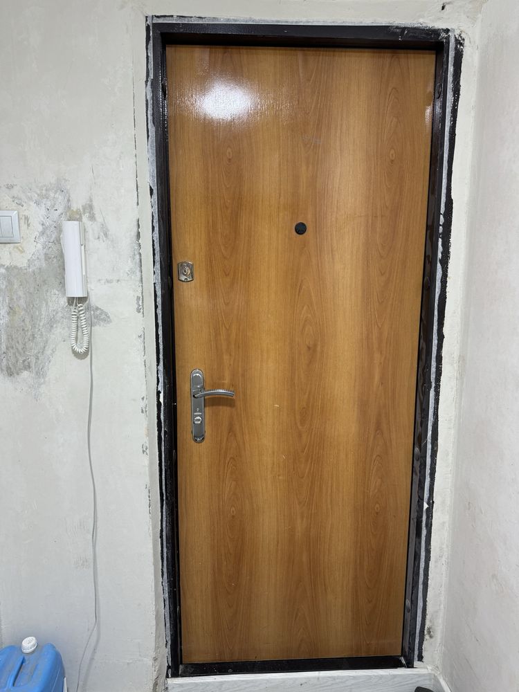 Продается заводской входной железный дверь