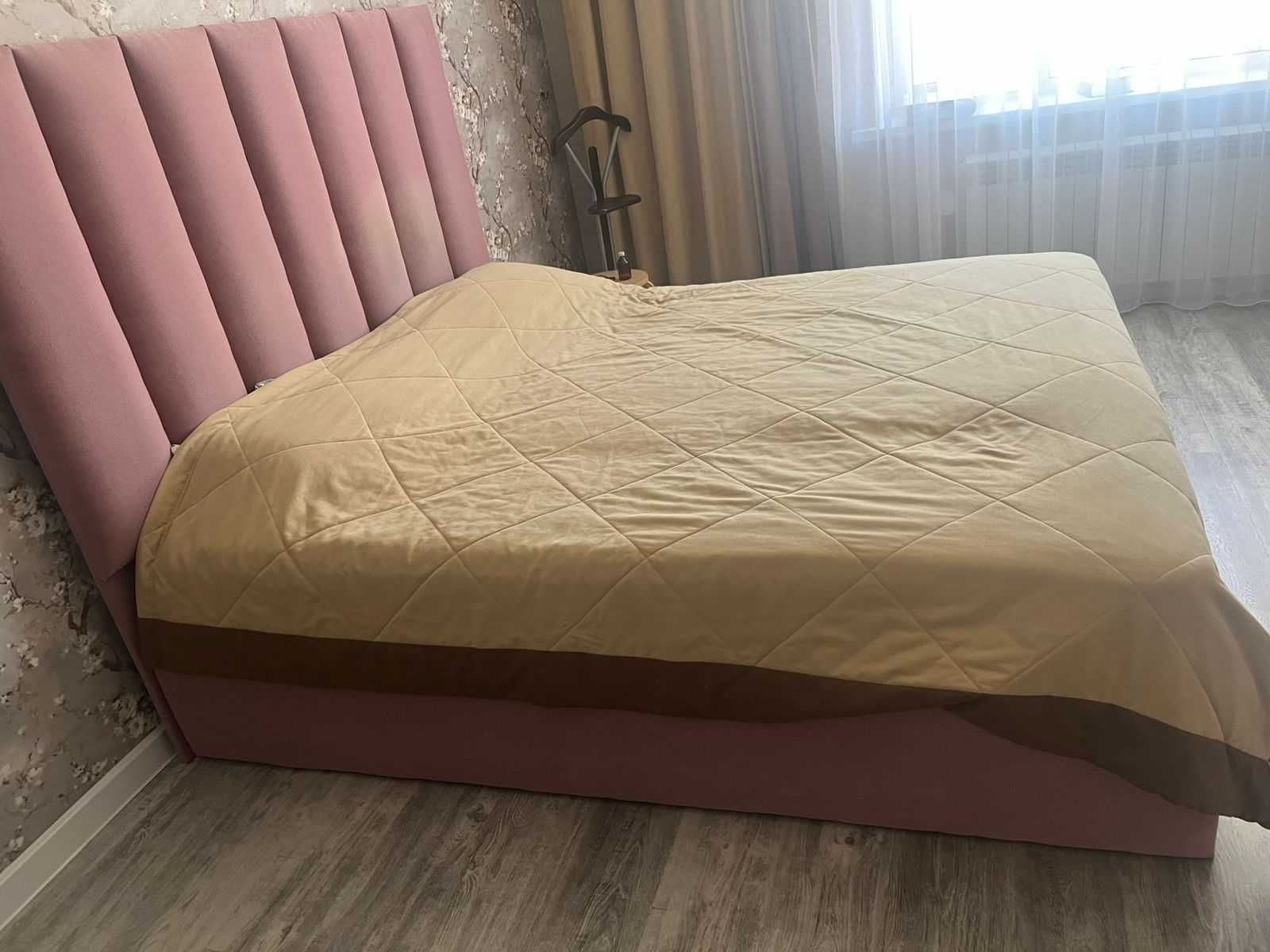 Стильная кровать с мягким изголовьем
в отличном состоянии.