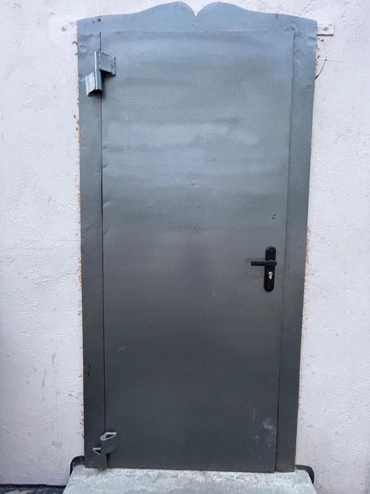 Продам железную дверь