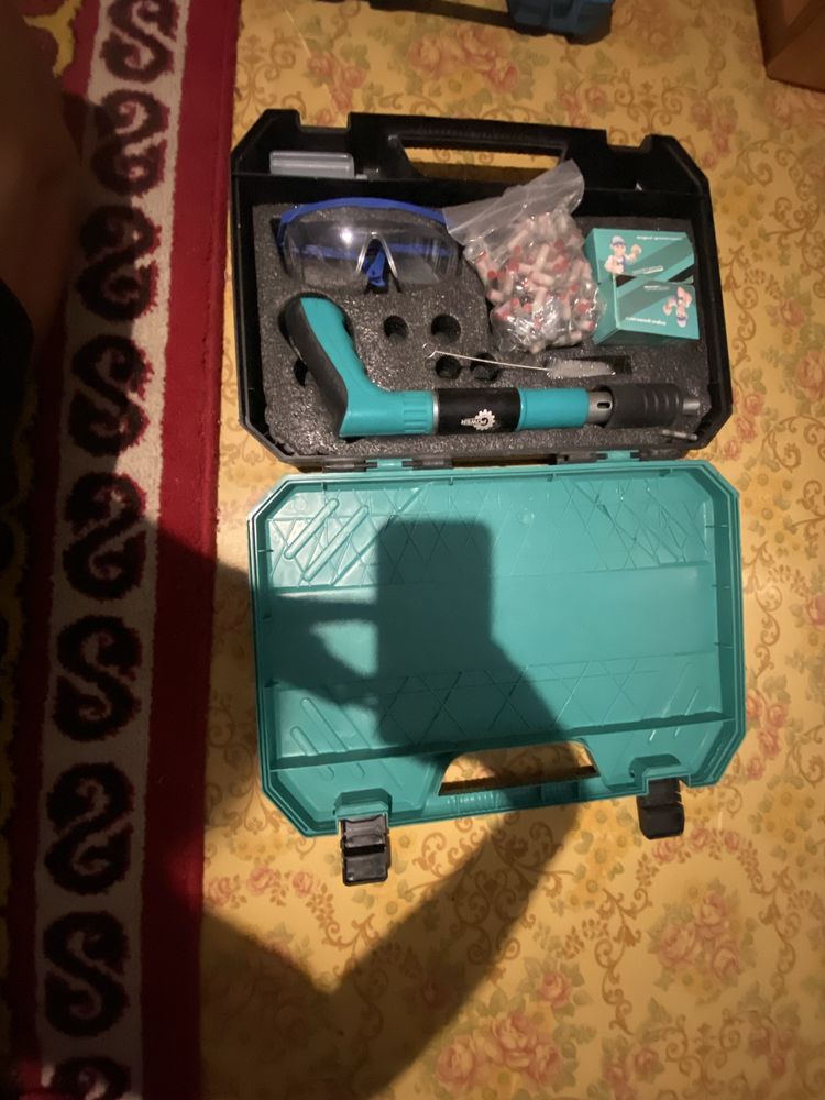 Гвоздезаюивной пистолет