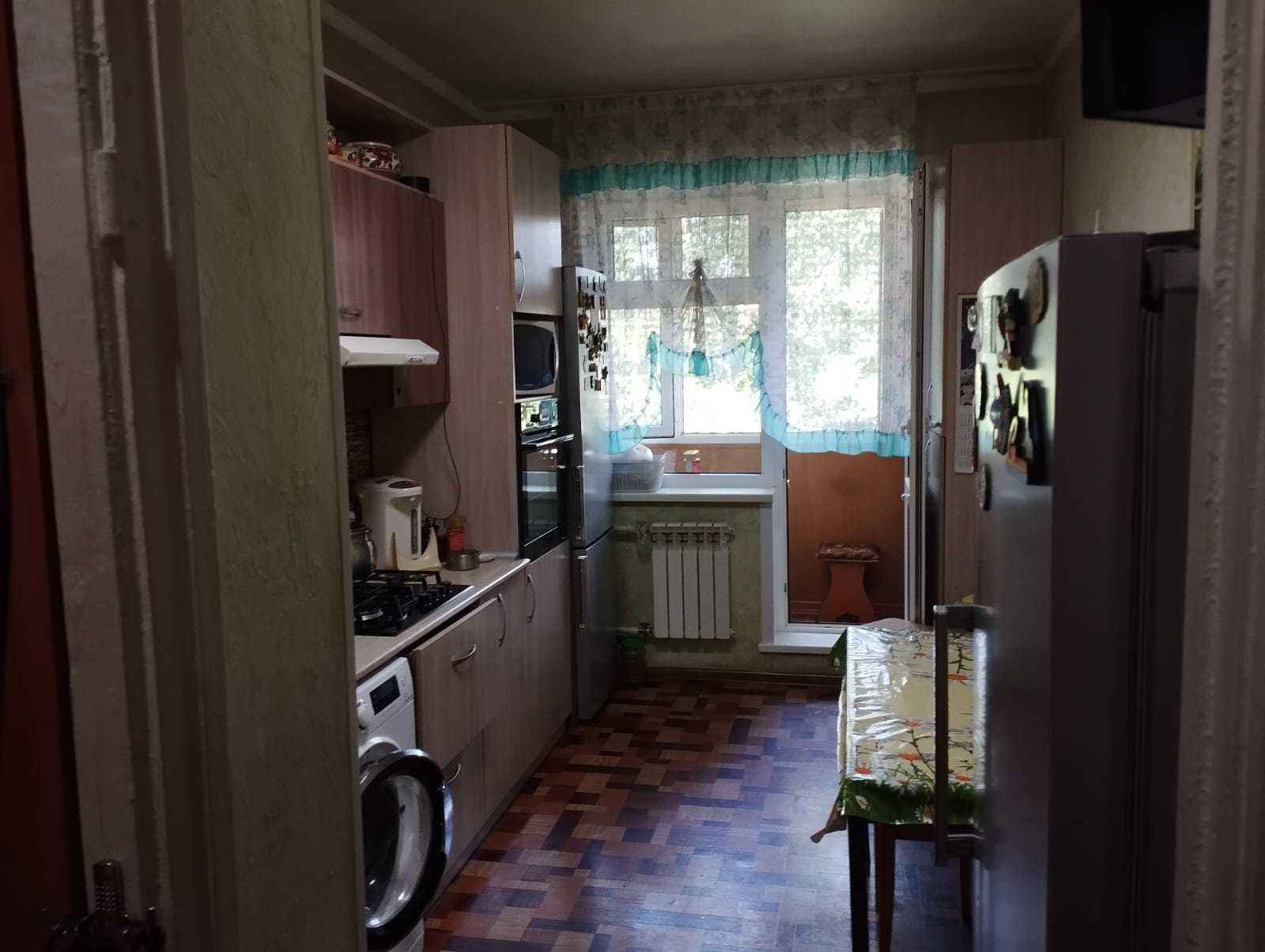 Продам трехкомнатную квартиру в микрорайоне "Жулдыз-1 " города Алматы.