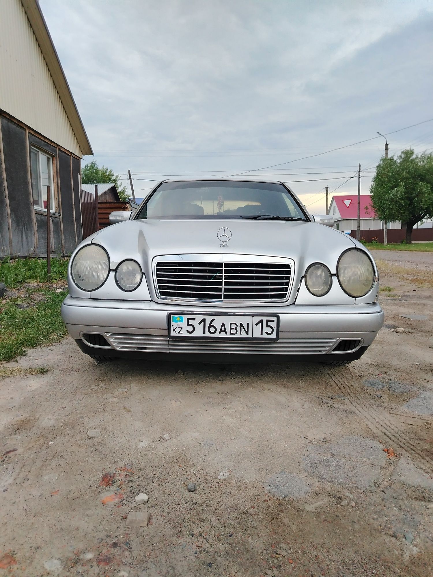 Продам мерседес 210 2.3 объём