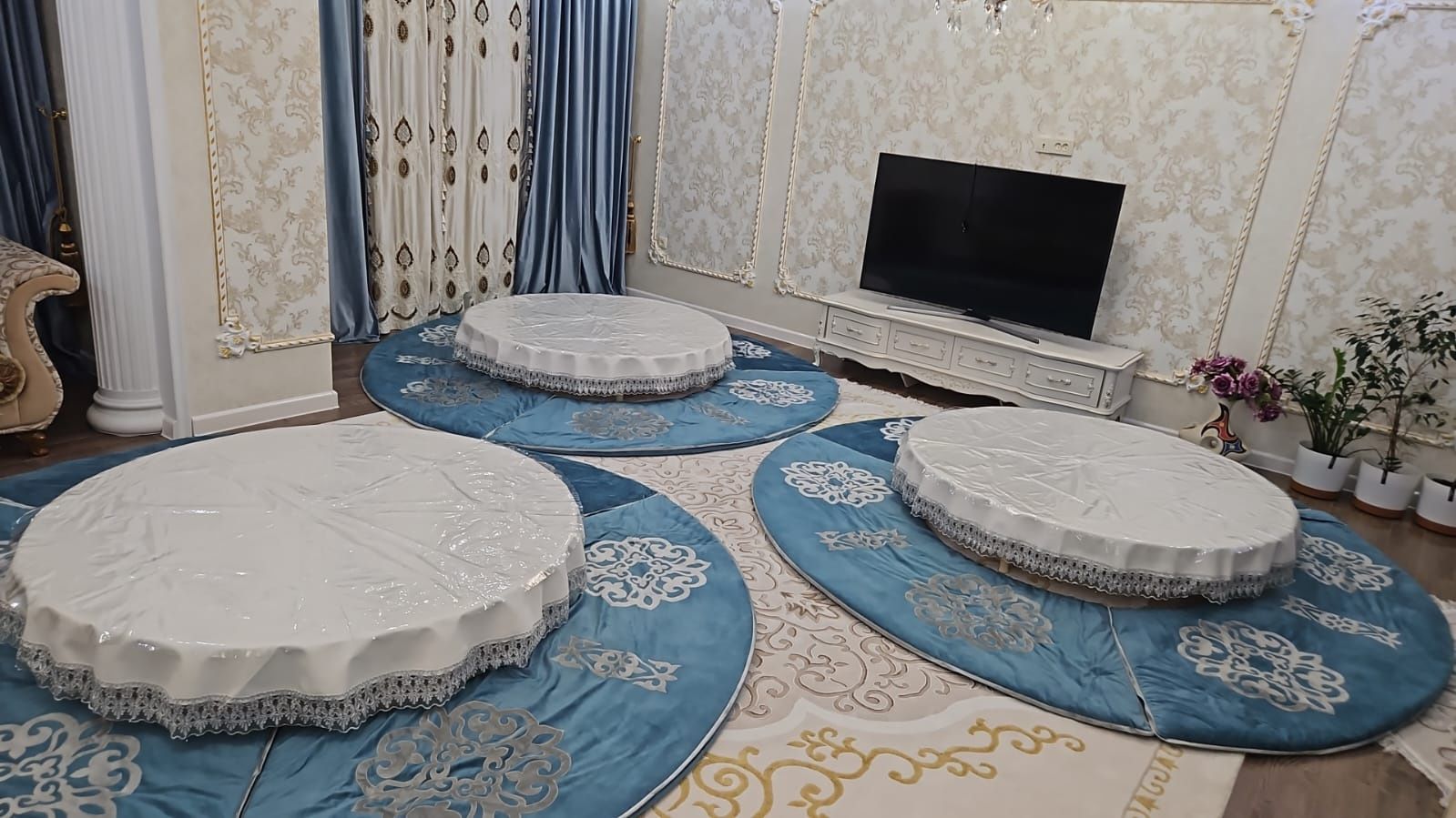 Дөңгелек жер стол аренда круглый стол көрпе дастархан  аренда  посуды