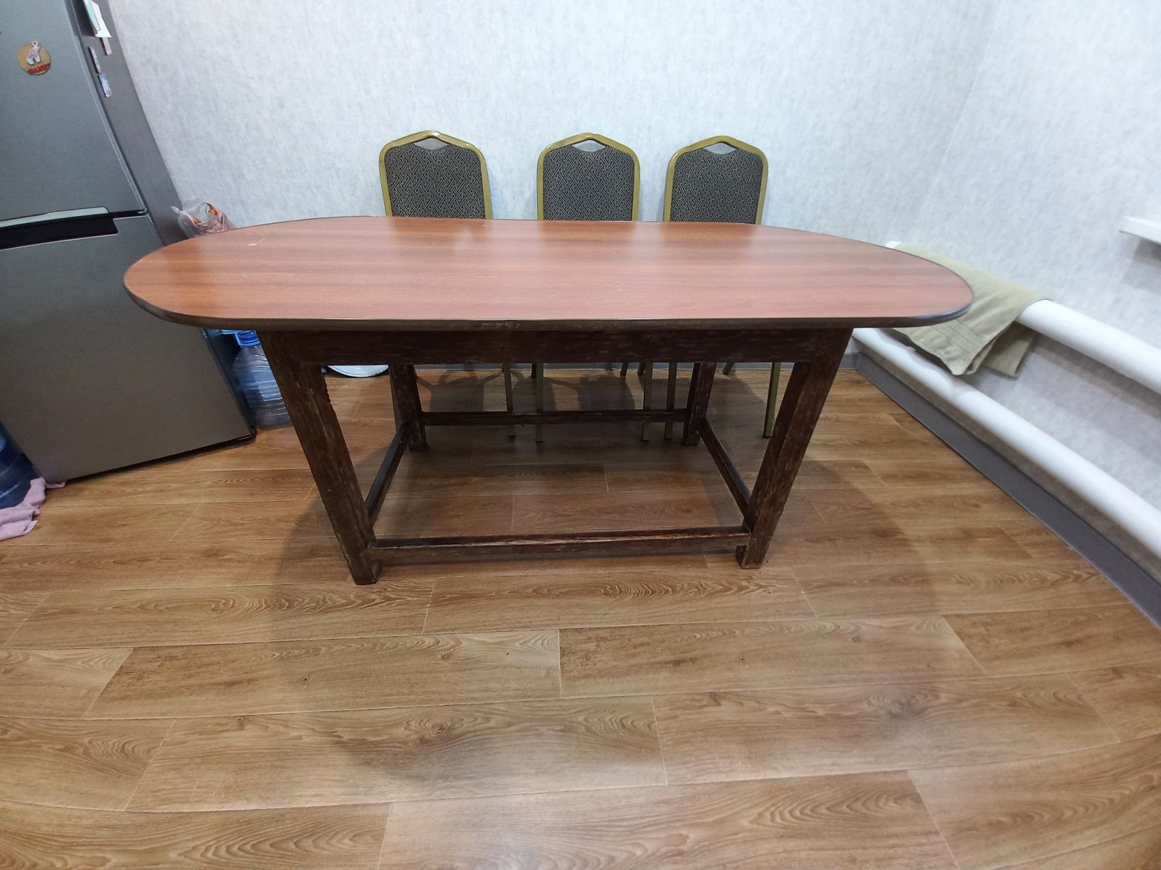Срочно продам стол в городе
