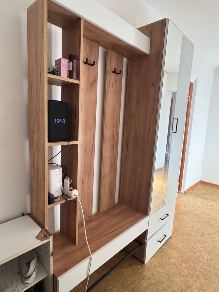Срочно продам прихожие шкаф