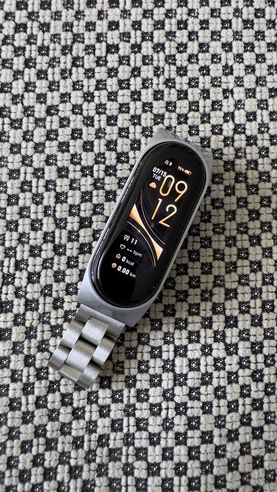 Продам фитнес браслет mi band 6 в отличном состоянии