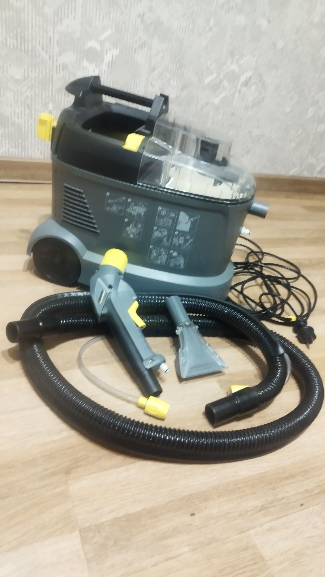 Продам моющий пылесос Karcher puzzi 8/1