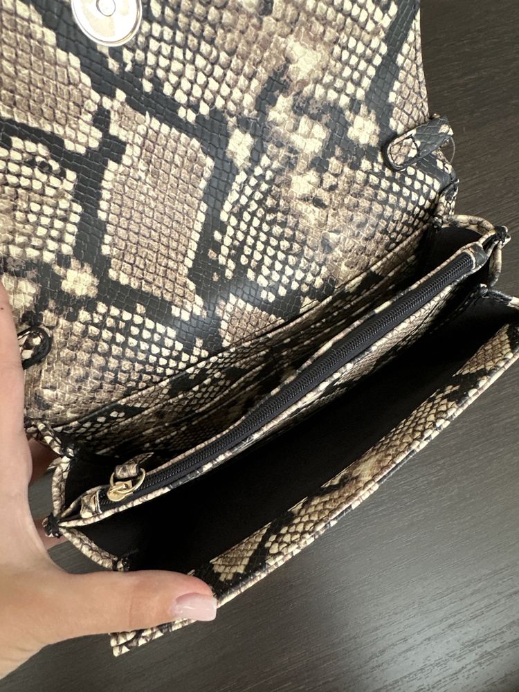 Сумка ALDO с ремешком через плечо.Абсолютно новая.
