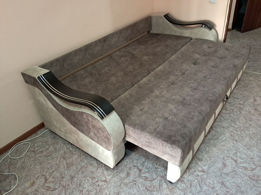 Диван раздвижной с ящиками продам.
