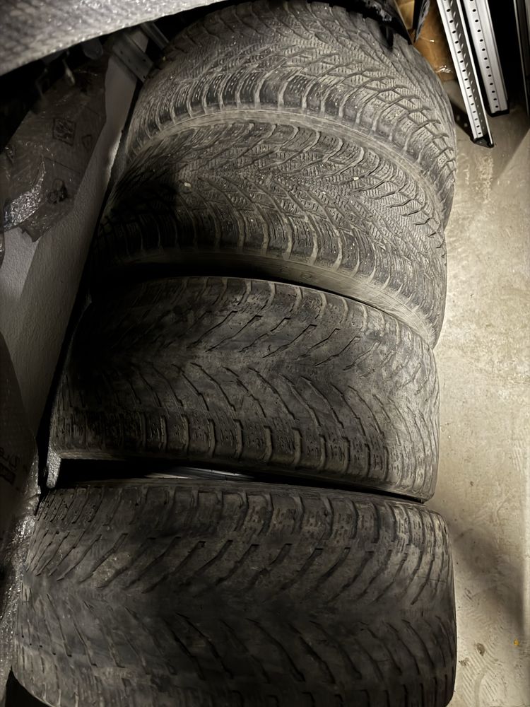 Продам комплект зимней резины Nokian (липучка)