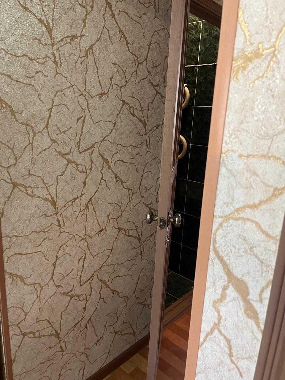 Продам 3ком.квартиру 13 микр 35 дом  подьездный дом 1 этаж.