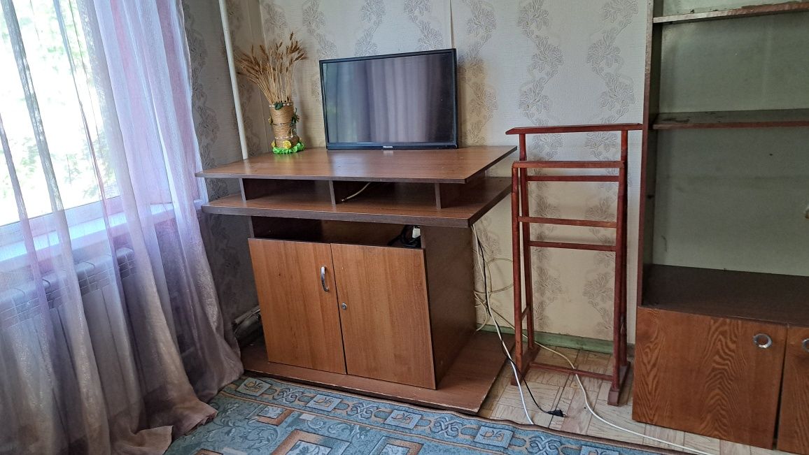 Продам угловой диван с креслом одним , в подарок идёт стол без телевиз