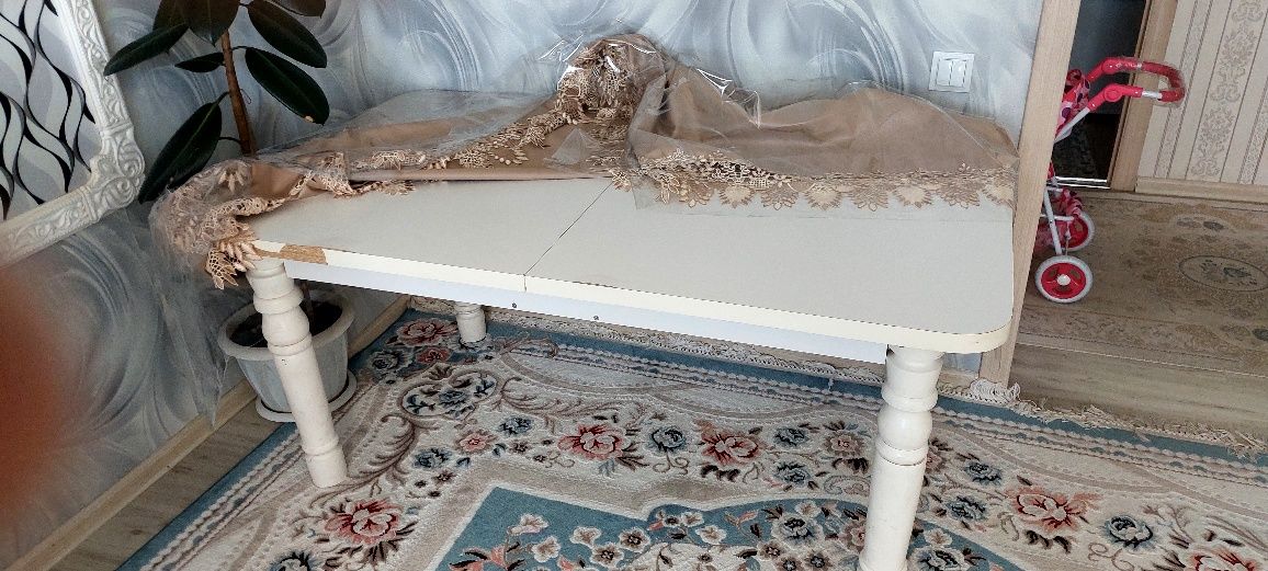 Диван 3×1.80м. Хорошо состаияние. И стол  сатылады. Екуі бірге 100000