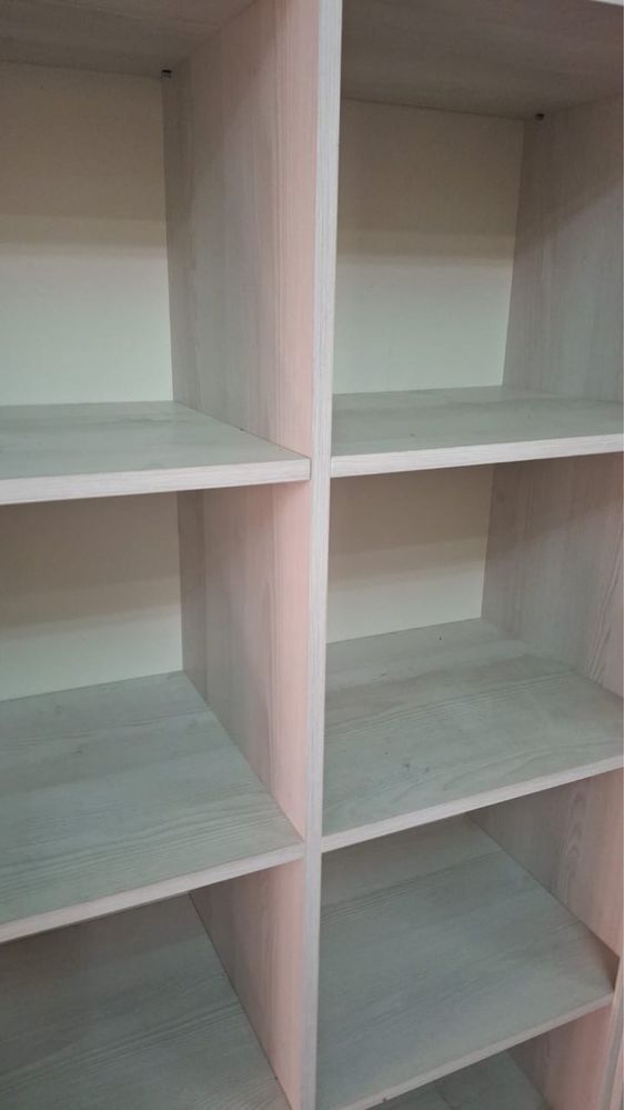 Продам книжный стеллаж срочно