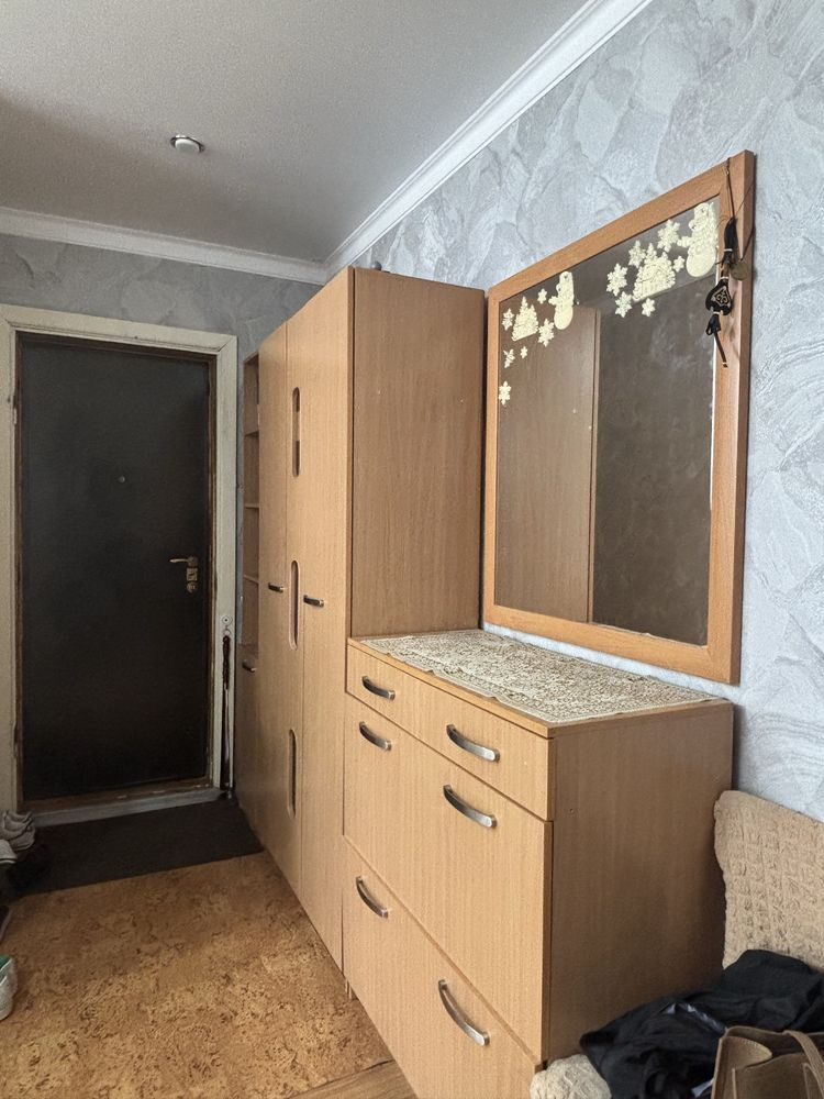Продается прихожий шкаф с комодом и зеркалом