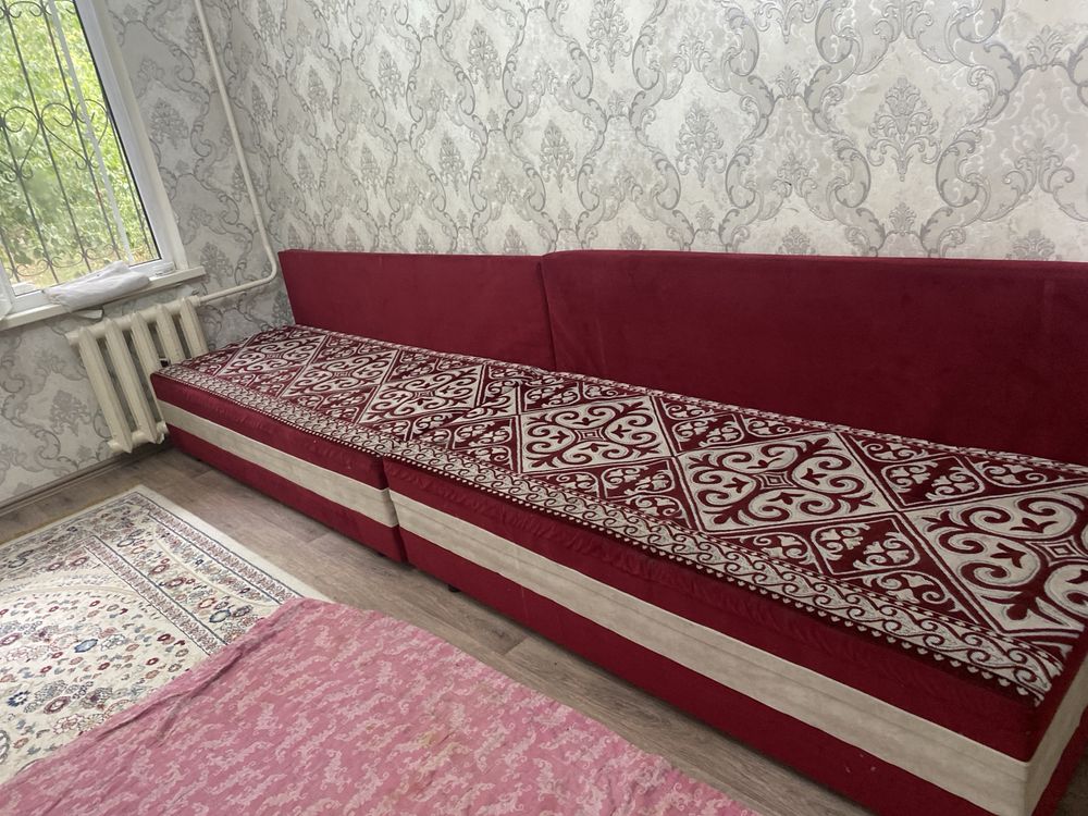 Красный диван для гостинной