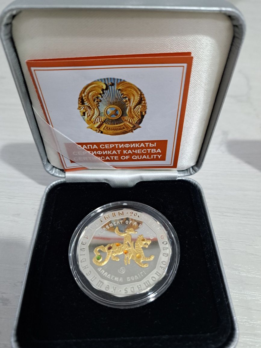 Продаю коллекционное монеты национального банка серебро.