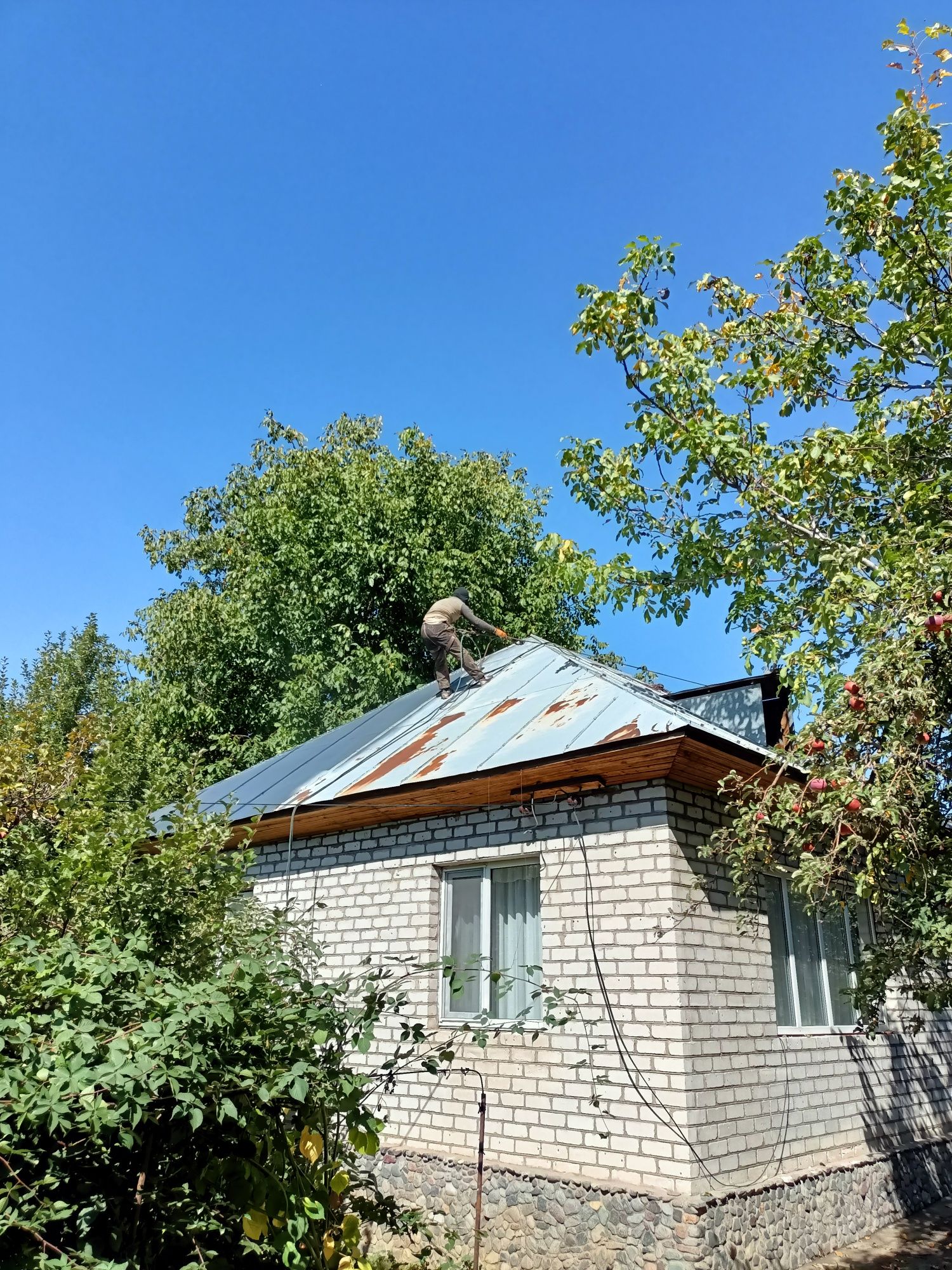 Покраска крыши, фасада здания, франтона.