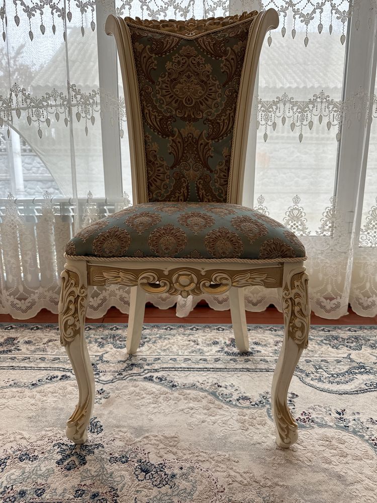Стулья королевские ( стол в подарок)