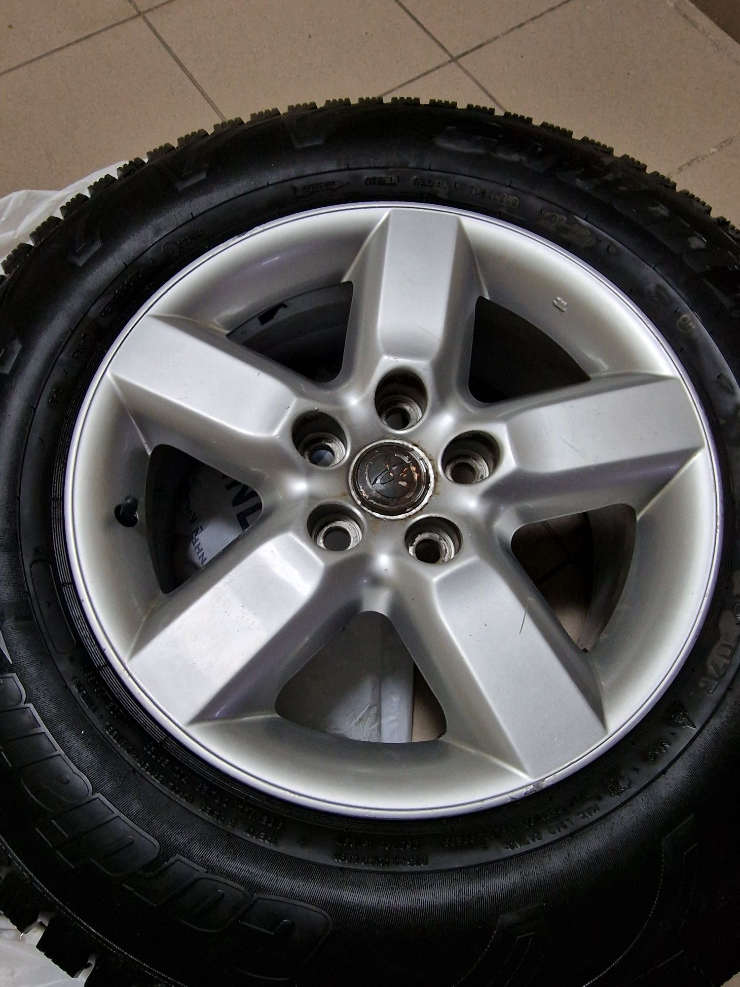 Продам  дисками Toyota R16