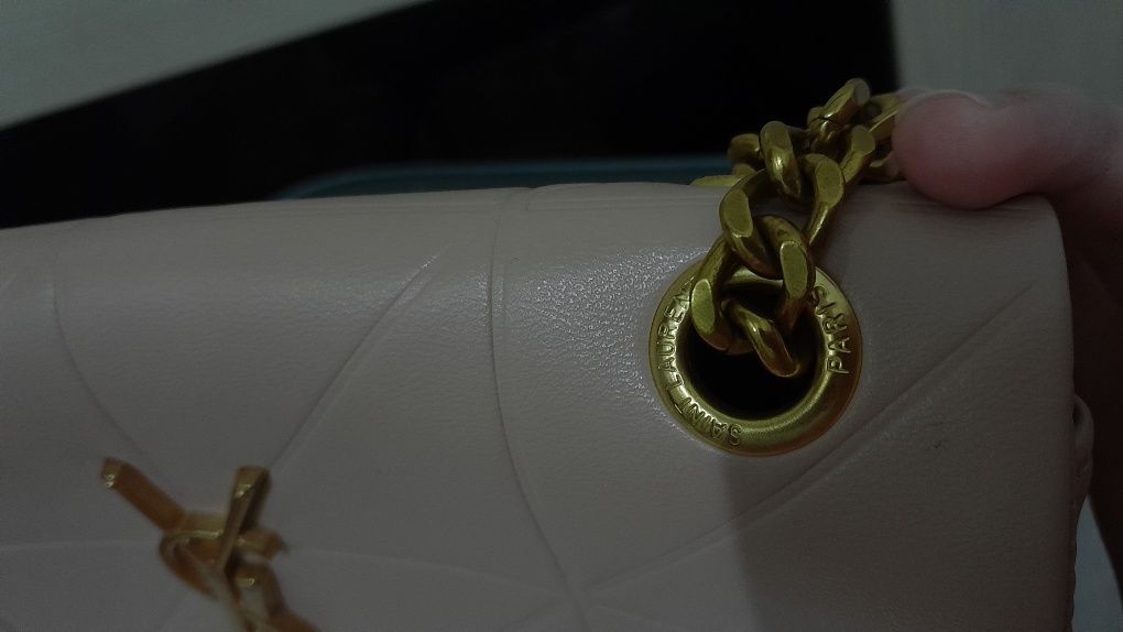 Бежевая сумка от бренда YSL