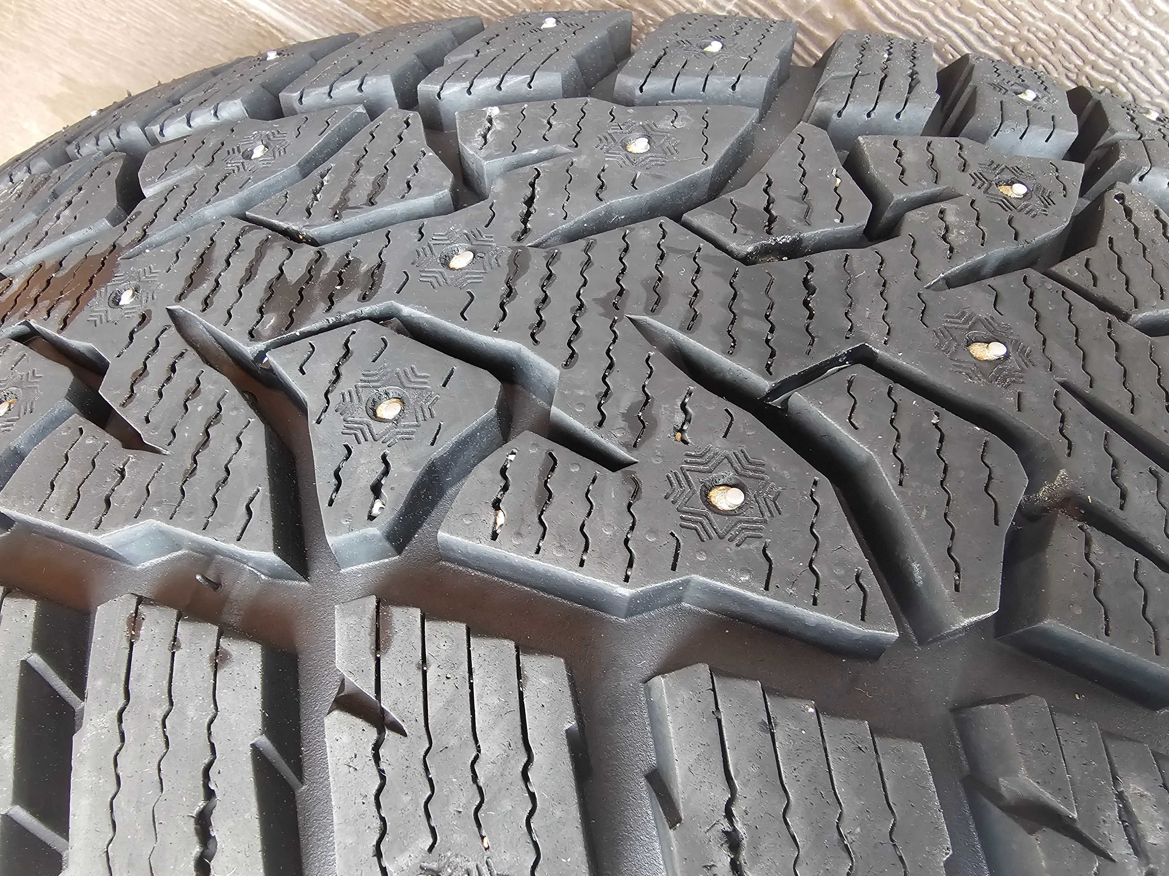 Автошины 235/60R18, 4 шт., зима (шипы), 07.2024 г. - 150 000 т.