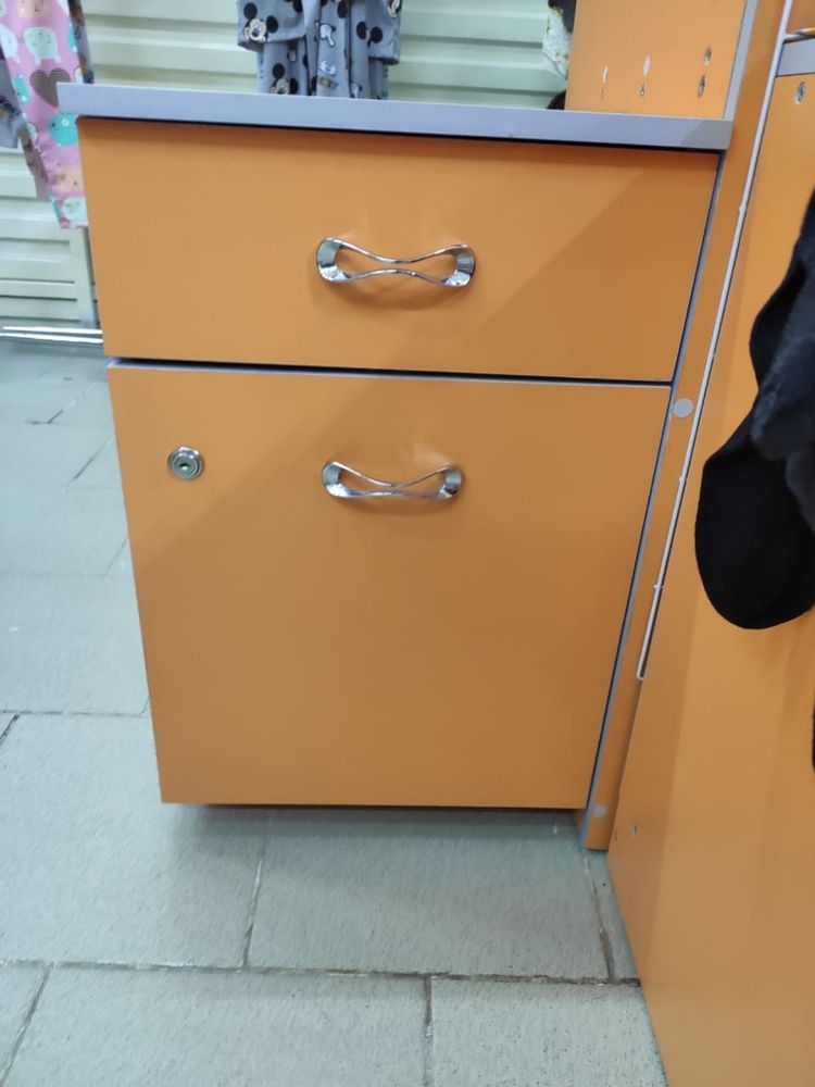 Большие шкафы, стол,тумба