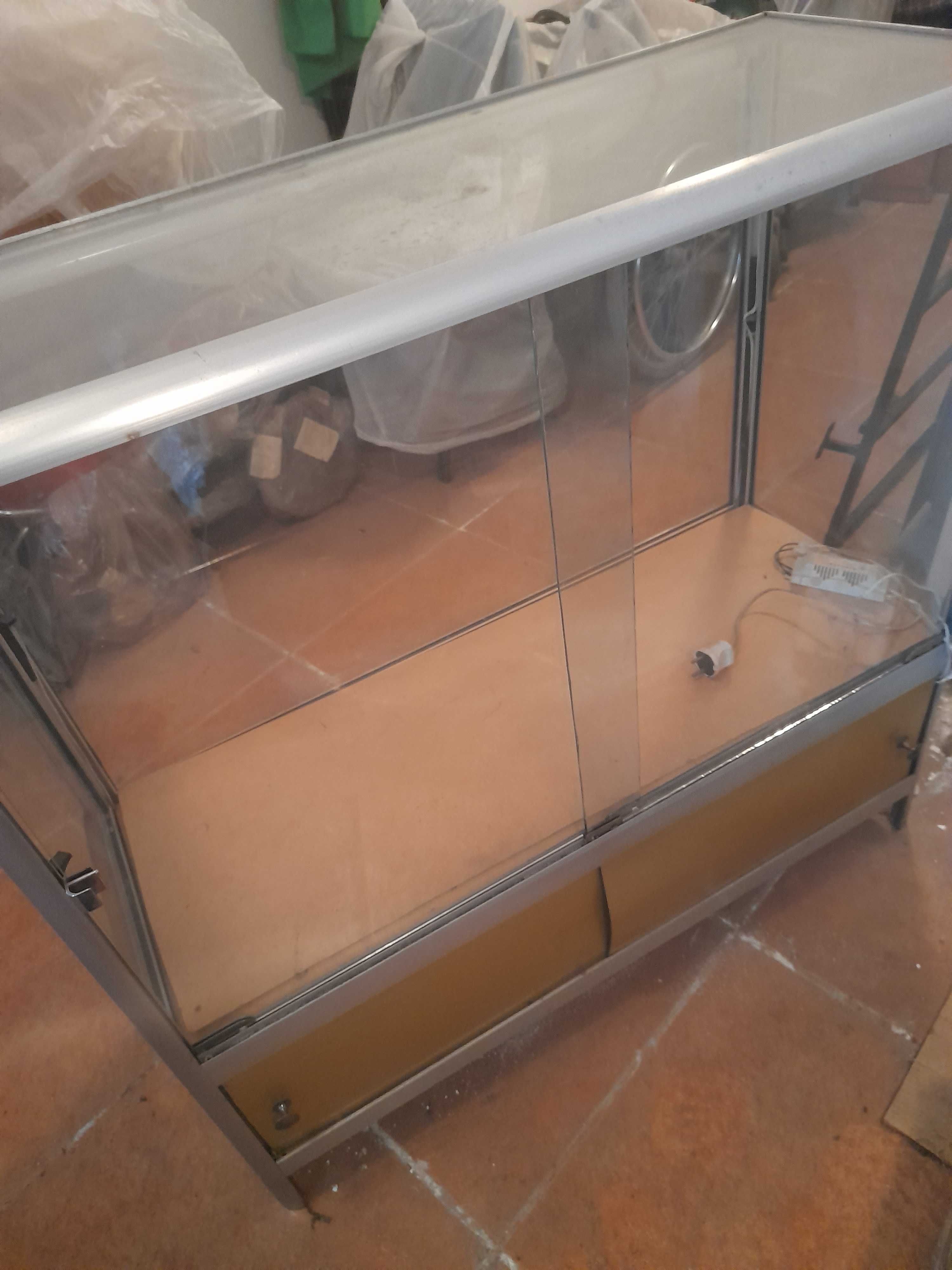Витрина стекло. 100 × 40× 100 см.