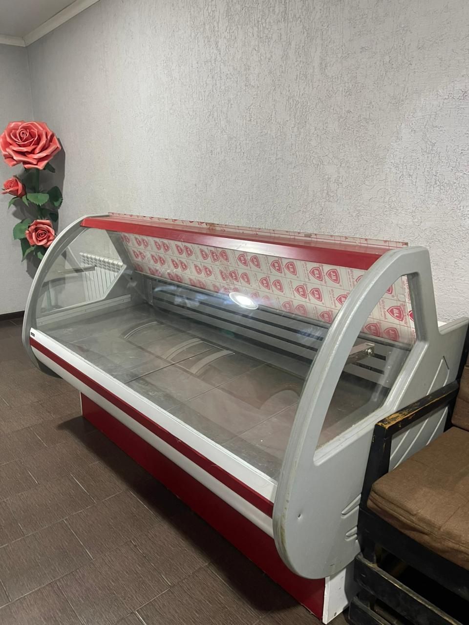 Продам витринный холодильник