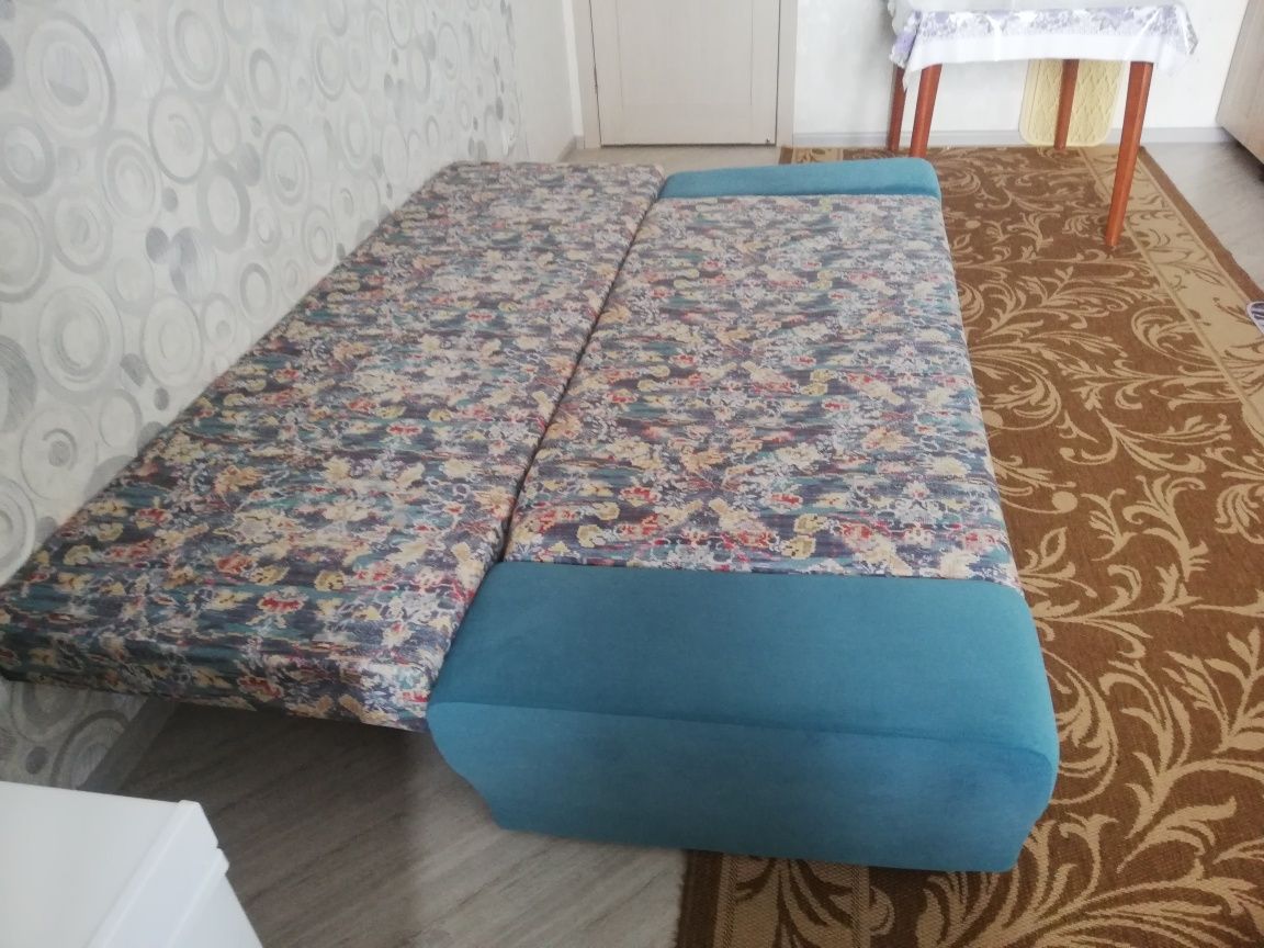 Диван  раскладывается.