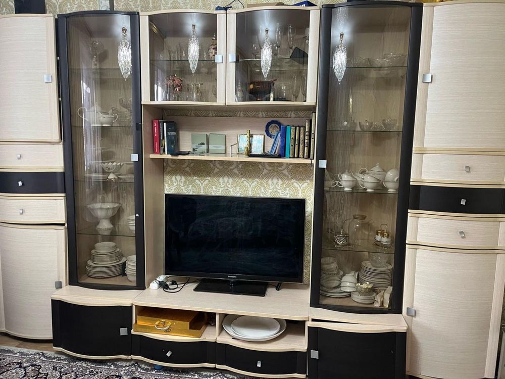 Продам качественный шкаф (стенка ) для зала