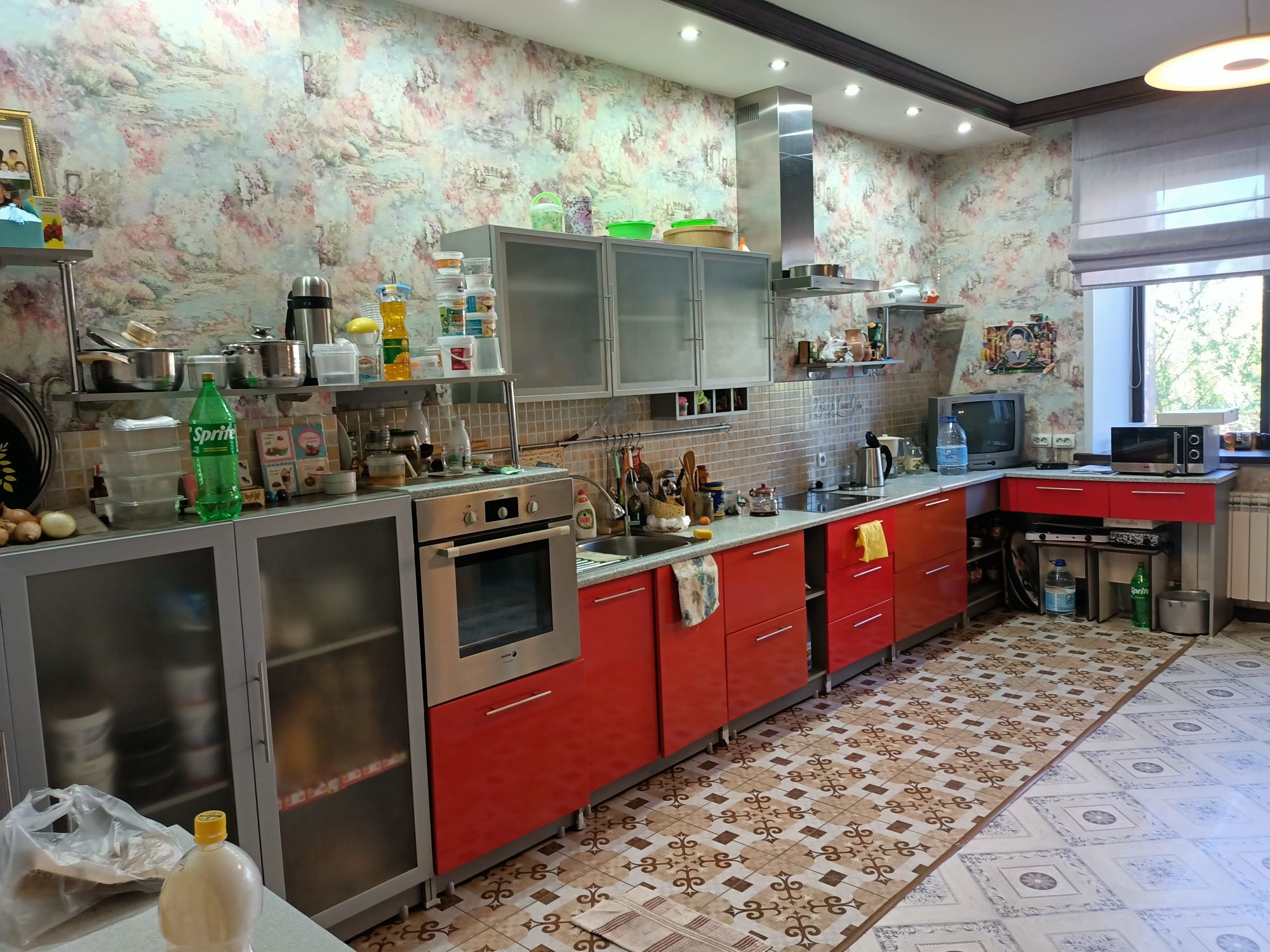 Продам весь мебель:стенка ГДР,спальный кровать+шкаф,кухонный, шкаф