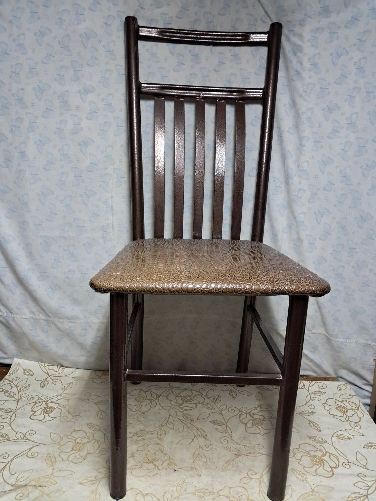 Продам стулья для меблировки квартиры.