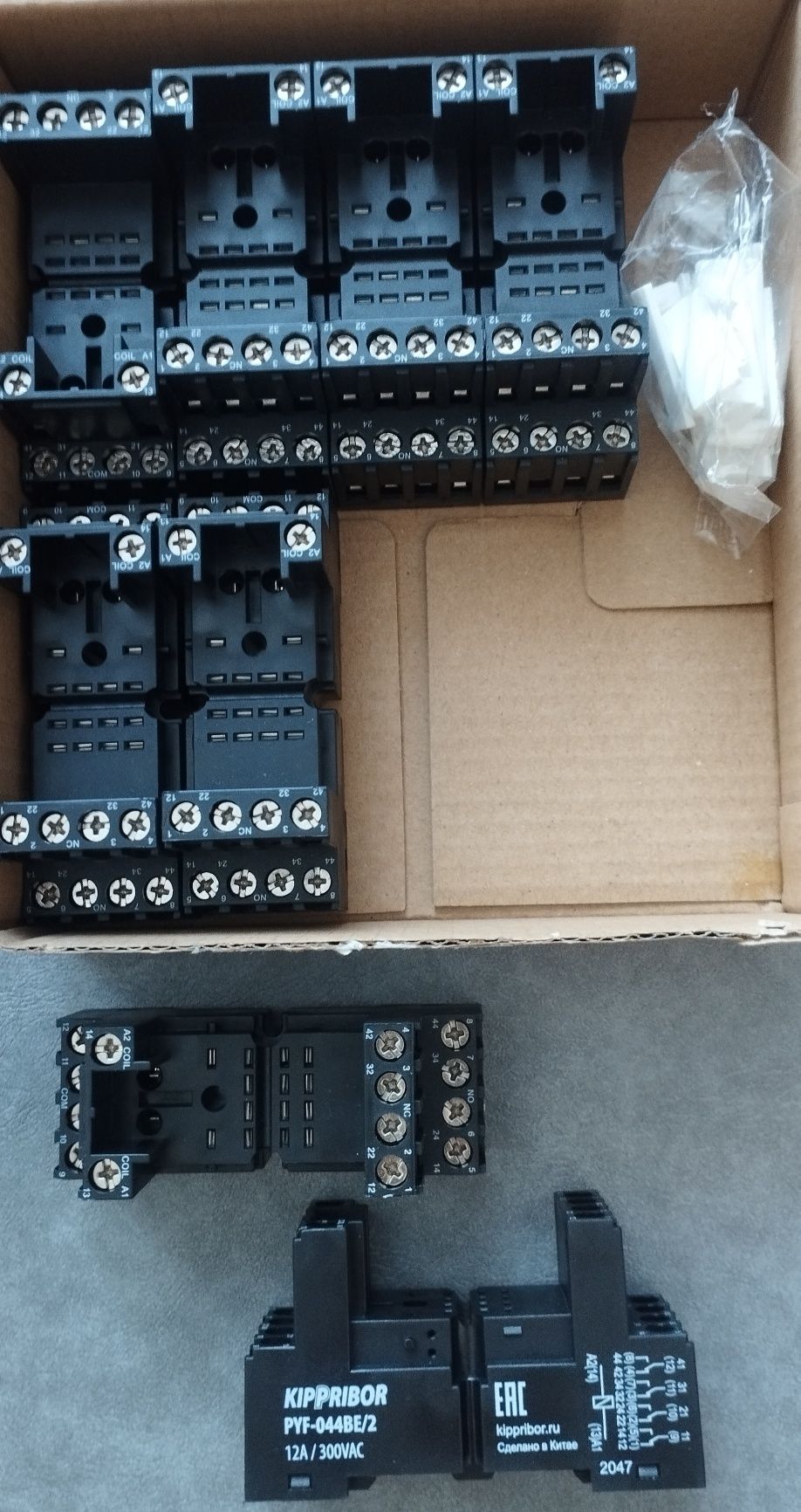 Реле промежуточное, обмотки на 220VAC, 24VDC