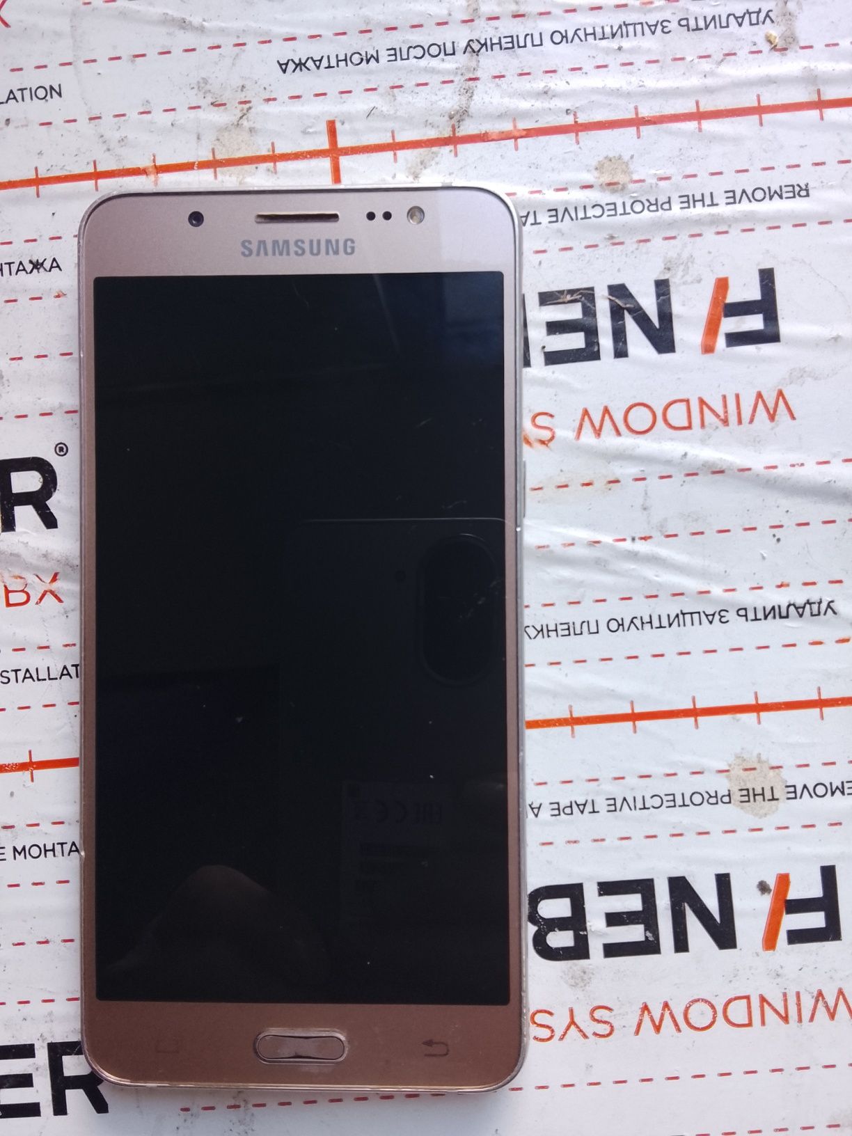Продам смартфон Galaxi J5