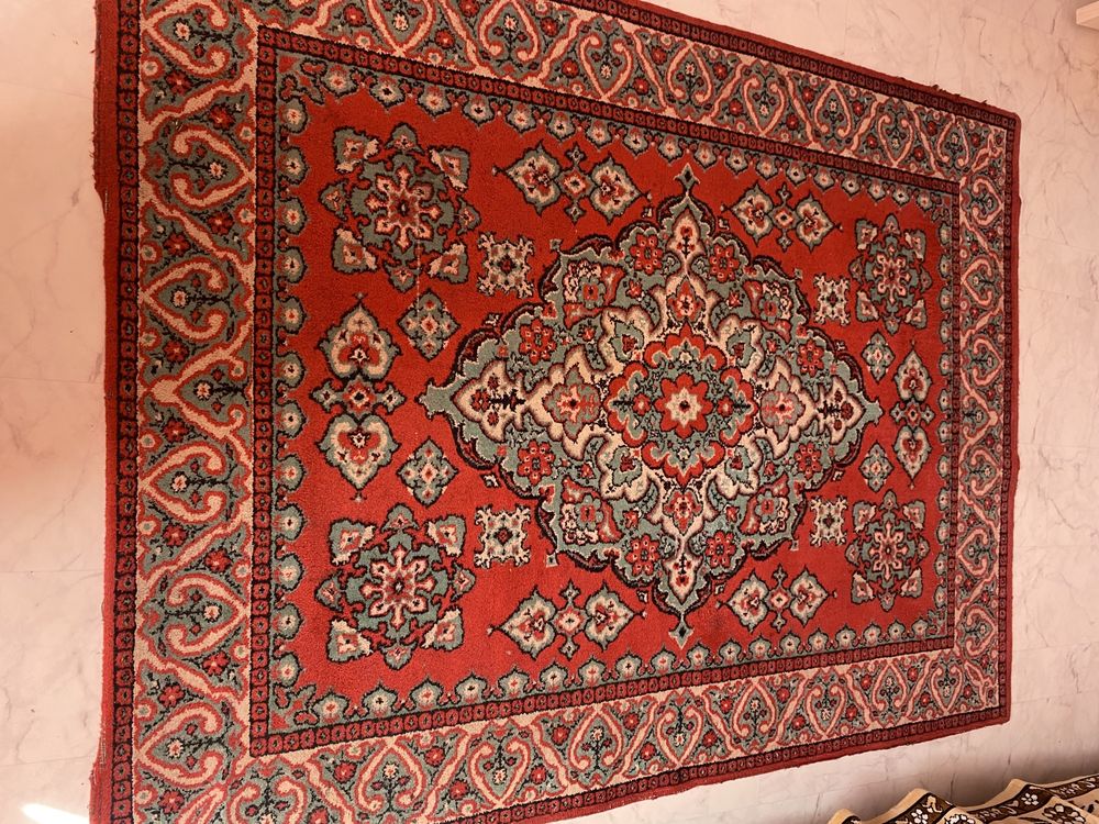 Ковер, красный с узорами