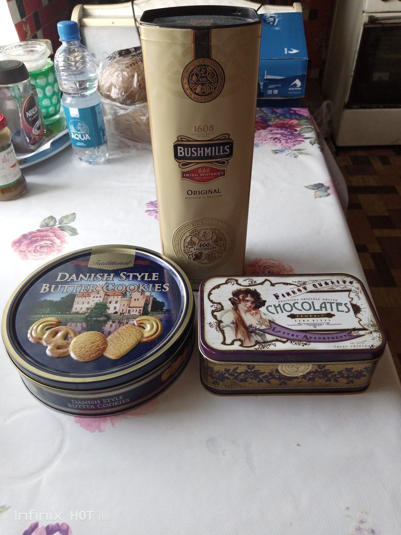 Железные баночки  из под продуктов.