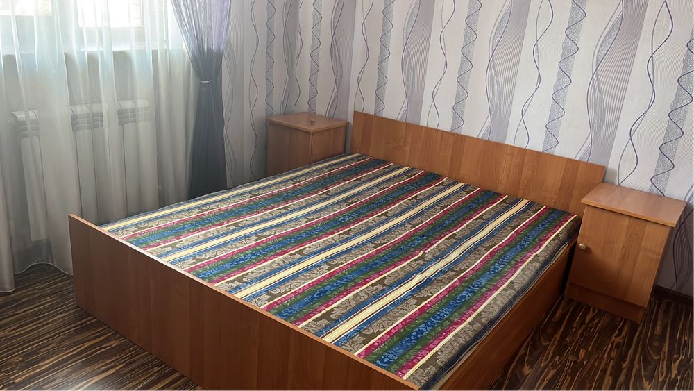 Кровать с матрасом и тумбочками